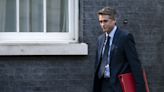Dimite un ministro del Gobierno británico acusado de acoso laboral