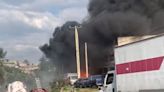 Registran incendio en deshuesadero de autos en Naucalpan