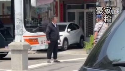 舉手要搭車沒人理！台中男追上拍車窗 公車司機跳車吵架恐被罰