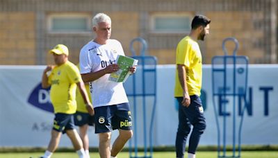 Mourinho sale al primer entrenamiento en Turquía