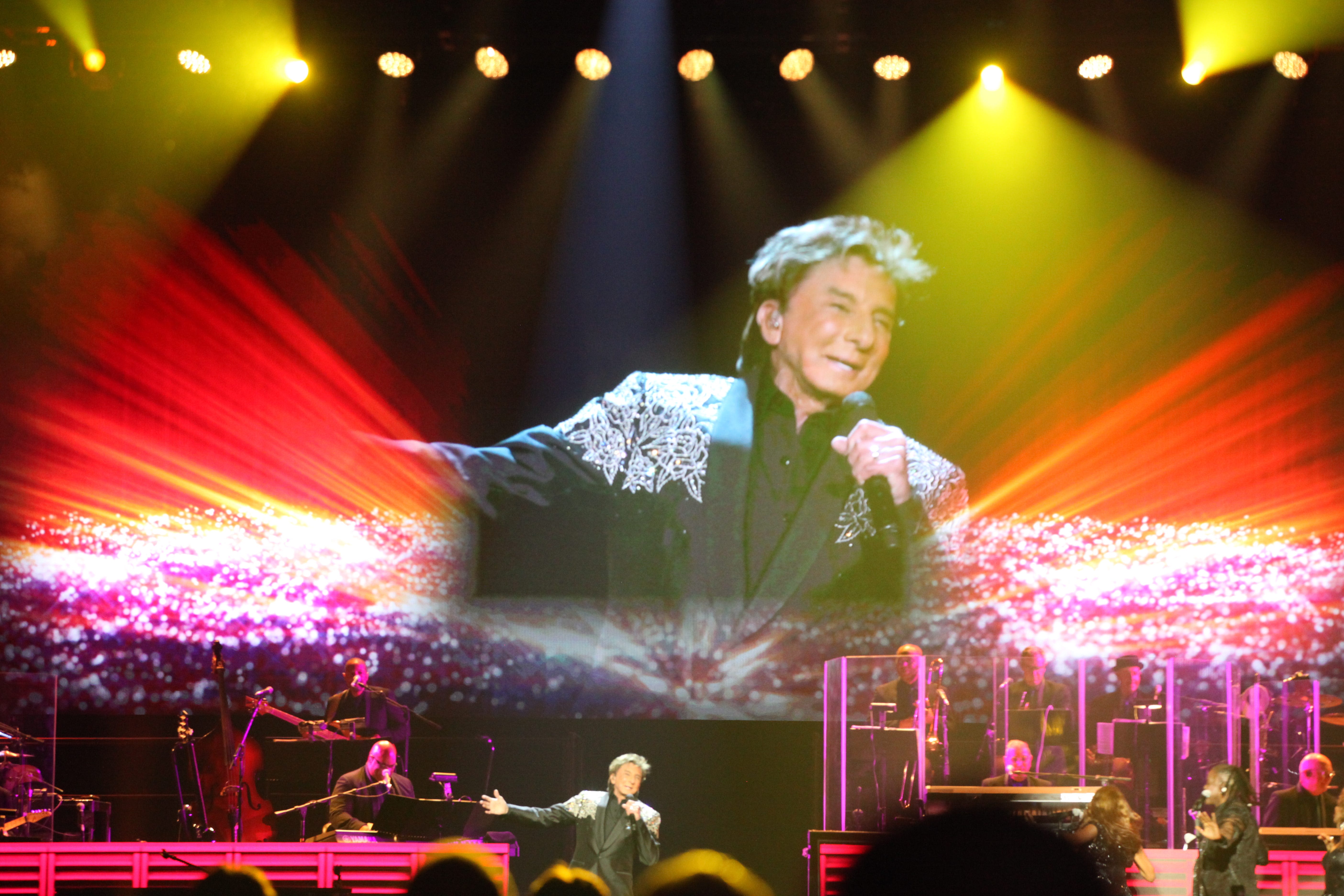 At 81, Barry Manilow doesn't miss a beat at sweet, fun, final (he says) Milwaukee concert