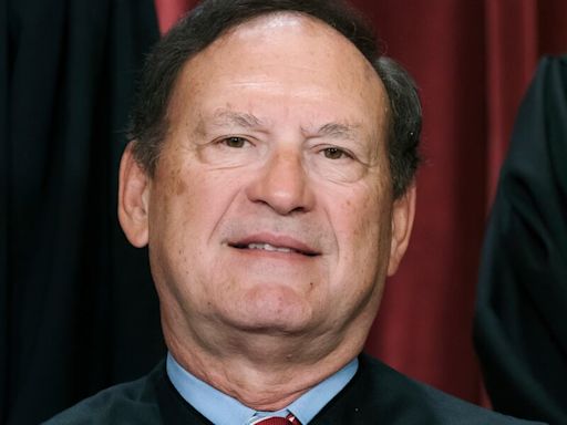 Justice Alito’s home flew flag upside down after Trump’s ‘Stop the Steal’ claims, report says