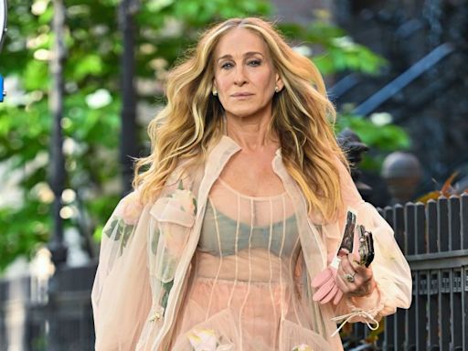 Sarah Jessica Parker Wore These Stylish, Comfy Sandals on the Set of ‘And Just Like That’