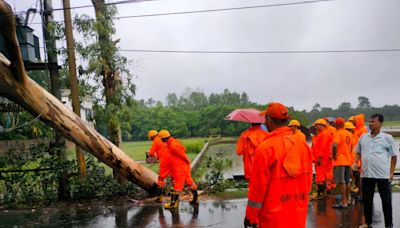 Tormenta tropical inunda aldeas y deja sin electricidad a millones de personas en India y Bangladesh