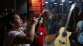 Alejandro Sanz dona guitarra a museo mexicano