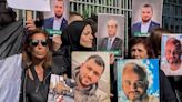 Familiares de las víctimas de la explosión de Beirut en 2020 protestan contra la imputación del juez