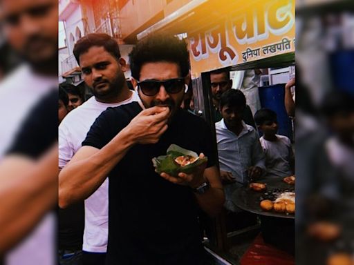 Just Kartik Aaryan Feasting On Chaat In The Streets Of Orchha