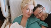 Ireland Baldwin presenta a su pequeña Holland, la primera nieta de Kim Basinger y Alec Baldwin