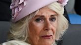 La reina Camilla, con los ojos llenos de lágrimas y junto a Carlos III en el 80 aniversario del Día D