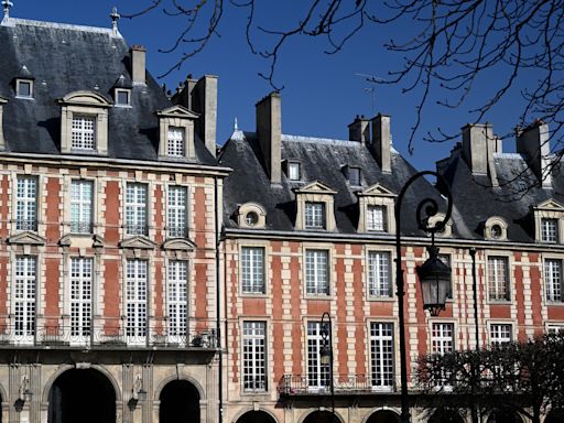 Anne Sinclair : son hôtel particulier Place des Vosges, son penthouse avec vue sur le bois de Boulogne... zoom sur les propriétés de rêve qu'elle a partagées avec DSK