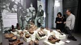 La identidad asturiana se lleva en los pies: el Pueblu d’Asturies muestra parte de su colección de calzado