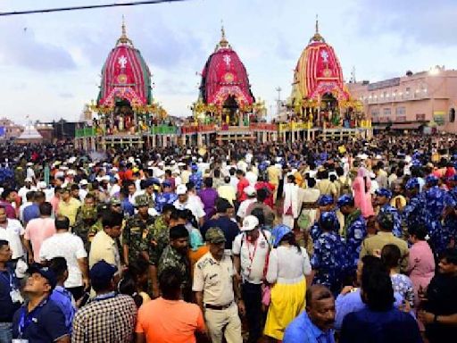 Puri Shree Jagannath Temple adorned with gold jewellery draws 10 lakh people for Suna Vesha