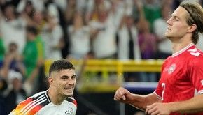 Lisandro Martínez y Garnacho presentaron la nueva camiseta del Manchester United