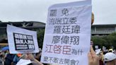 反國會擴權！台中民眾雨中高舉「罷免流氓立委」標語