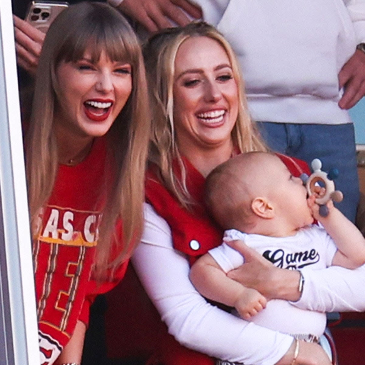 How Taylor Swift and More Reacted to Brittany Mahomes’ Pregnancy News