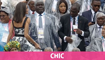 La reina Letizia derrocha elegancia a pesar de la lluvia en la inauguración de los Juegos Olímpicos