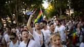 Decenas de miles de personas marchan en un Orgullo festivo y con políticos