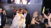 JLo lució un vestido blanco de ensueño en su visita a México