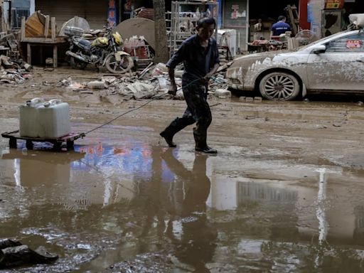 Heavy rain swells Yangtze River's water levels in China, authorities prepare for possible flooding