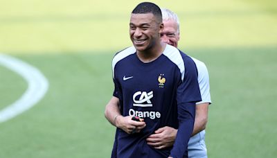 歐洲盃》戴面罩踢球 Mbappe：好像VR遊戲