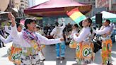 Estudiantes bolivianos lucen trajes reciclados para crear conciencia medioambiental