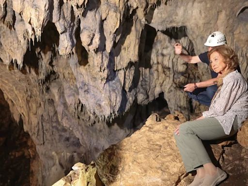 La reina Sofía visita los yacimientos de la sierra de Atapuerca: se sube a un andamio y se relaja en las rocas