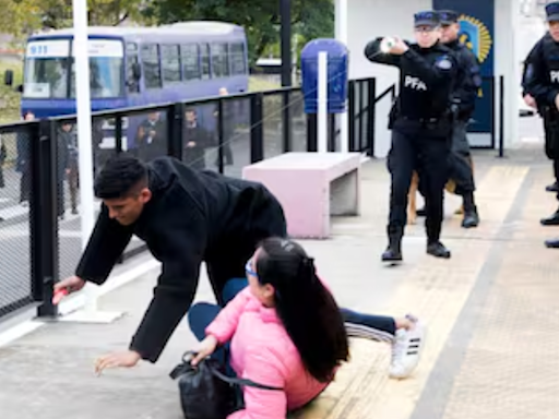 Patricia Bullrich anunció que la Policía Federal usará pistolas Taser en las estaciones de trenes