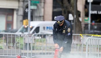 Hombre se prende fuego frente al tribunal durante juicio de Trump: VIDEO