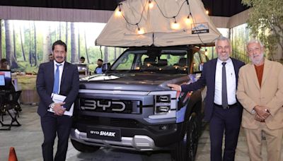 Asiste Bedolla a presentación de camioneta híbrida BYD en México