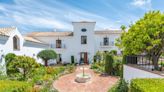 Las tres casas de la semana: villa con dos piscinas y techos infinitos en Sotogrande por 5,2 millones