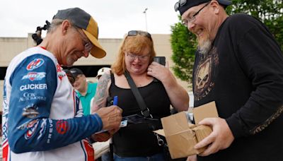 Former NASCAR driver Kyle Petty makes pit stop in Bettendorf