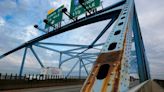 Blue bridge driver warning: Lane blocking is illegal. Zipper merging is your friend