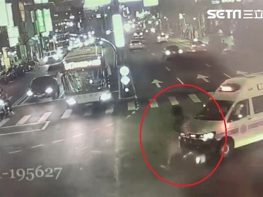 新店救護車執勤遭撞！騎士撞救護車噴飛倒地痛苦打滾 車禍瞬間影片曝光