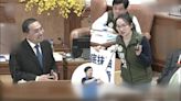 侯友宜施政報告 綠議員送鞋油諷「急著落跑」