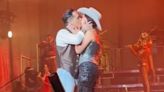 Christian Nodal sella con un beso romance con Ángela Aguilar en pleno concierto (VIDEO)