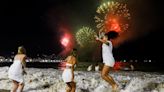 El mundo da la bienvenida a 2024 con fuegos artificiales, reflexiones y una despedida real