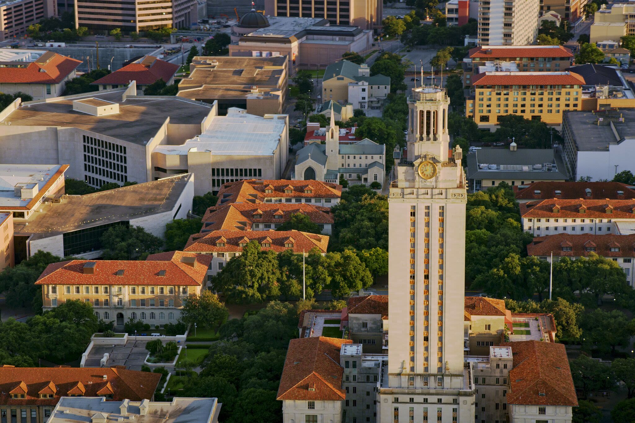 UT-Austin drops automatic admission threshold to 5% for 2026