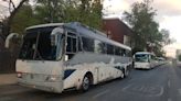 La fiesta petrolera avanza con diésel: cientos de autobuses movilizan a los asistentes al mitin por la expropiación