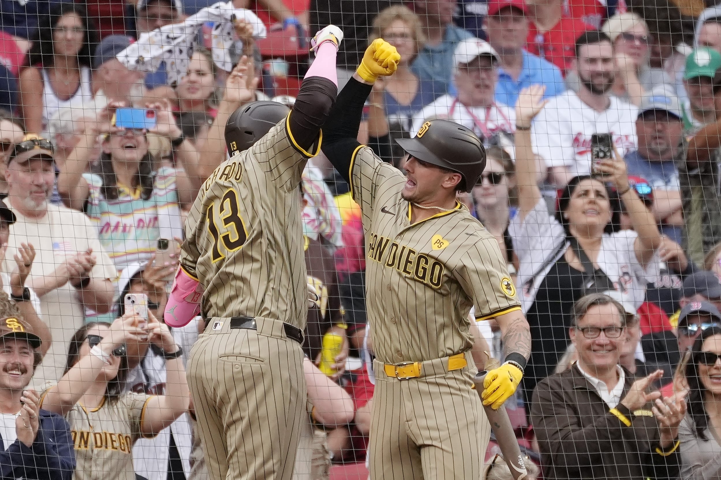 Manny Machado homers twice, drives in 5 as Padres roll past Red Sox for 2nd straight day, 11-1