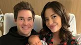 ¡Adam Devine y Chloe Bridges dan la bienvenida a su primer hijo!