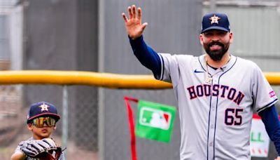 José Urquidy emocionado de regresar a México con los Astros; se reúne con AMLO