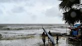 Thousands flee as cyclone heads towards Bangladesh