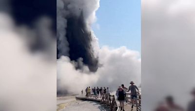 Una inesperada erupción en Yellowstone obliga a los turistas a salir corriendo: caían rocas del cielo