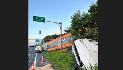 南迴公路大鳥路段貨運曳引車自撞山壁 駕駛多處骨折送醫搶救