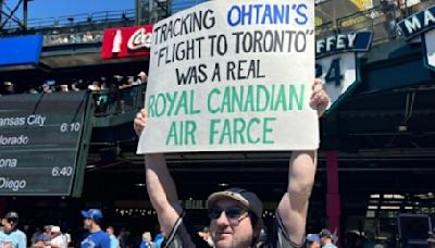 Mariners fan trolling Blue Jays with several hilarious signs | Offside