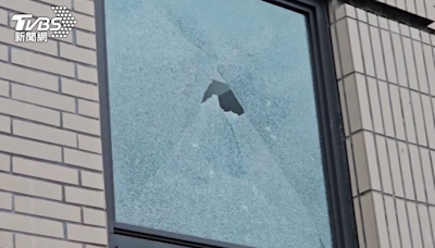 校園禮堂玻璃窗 遭連射「18發彈孔」