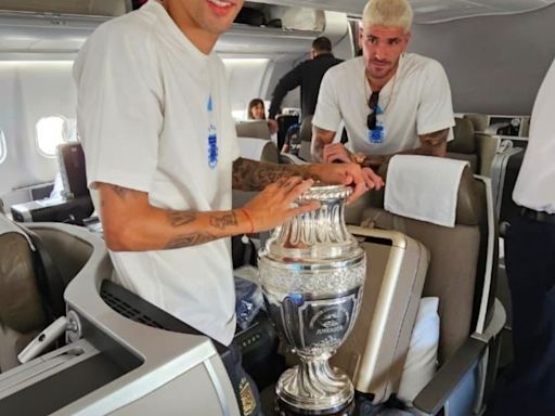 Con el bicampeón Di María a la cabeza, la Selección inició su viaje de regreso a Buenos Aires