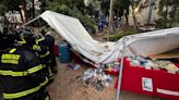 Cae Jacaranda de 10 metros encima de una carpa de la feria del libro en Reforma