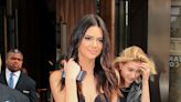 'Estou em paz com isso', diz Kendall Jenner sobre nudez na passarela aos 18 anos