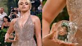 Met Gala 2024: Camila Cabello combina vestido cravejado com 6 kg de cristais com bolsa feita de gelo